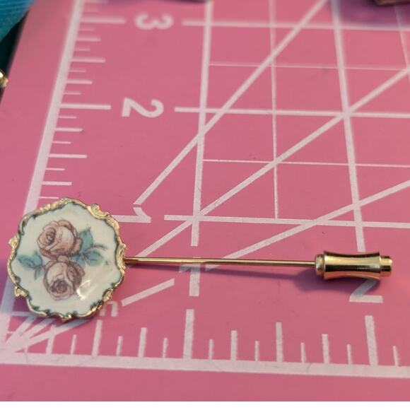 Vintage 80s Rose Flower Gold Tone Classic Stick Pin - Picture 2 of 3